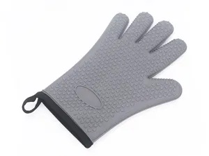 Grauer Silikon Backhandschuh Detailansicht mit rutschfester Herzmuster Oberflaeche.