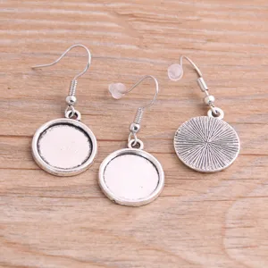 Gros plan detaille de montures de bijoux argentees et crochets doreils pour loisirs creatifs cabochon.