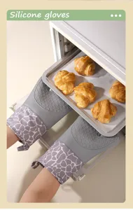 Vista dettagliata di guanti da forno in silicone resistenti al calore con presa e polsino.