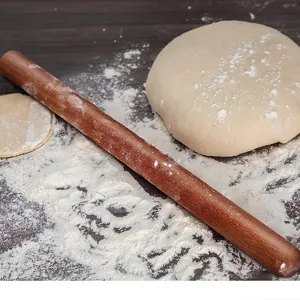 Massief houten deegroller voor bakken, glad houten keukenhulpje voor deeg en pasteitjes.
