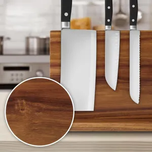 Vue détaillée du porte-couteau magnétique en bois avec texture robuste pour la cuisine.
