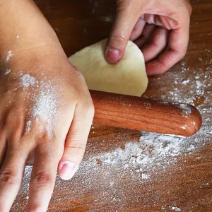 Massief houten deegroller voor het gemakkelijk uitrollen van deeg, pizza en koekjes.