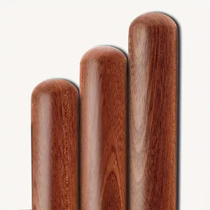 Houten deegroller detail, massief houten deegroller close-up, gladde oppervlakte nerf textuur.
