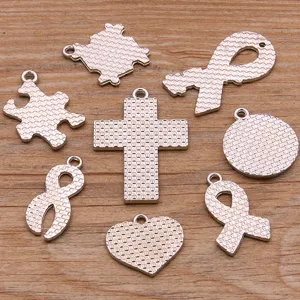 Λεπτομερής όψη ασημένιων μεταλλικών κρεμαστών και φυλαχτών για χειροποίητα κοσμήματα.