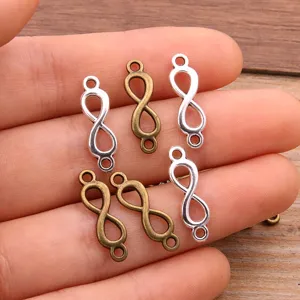 Detailaufnahme von Mini Unendlichkeit Metallverbindern in zwei Farben für Schmuck.