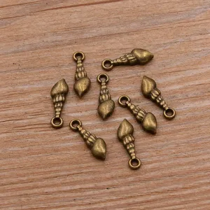 Primo piano di ciondoli a vite conchiglia bronzo vintage, parti per gioielli fai da te in zinco.