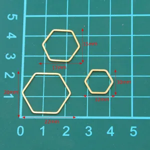 Breloques de lunette hexagonales géométriques en acier inoxydable affichant les tailles en mm.
