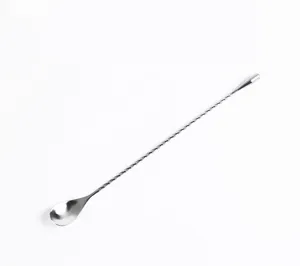 Detail de cuillere a melange longue en inox, poignee tordue pour preparation cocktail.