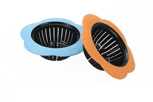 Gros plan sur le filtre d'évier en plastique avec bordure florale colorée et panier noir.