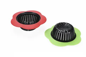 Gros plan détaillé de la passoire d'évier et du filtre de drain en plastique.