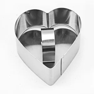 Stampo per torta a forma di cuore in acciaio inossidabile dettaglio utensile da cucina.