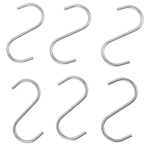 Detail van roestvrijstalen S haken, zilveren metalen ophanghaken voor keukenorganisatie.