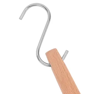 Roestvrijstalen S-vormige haak met houten handvat detail, ideaal voor keukenorganisatie.