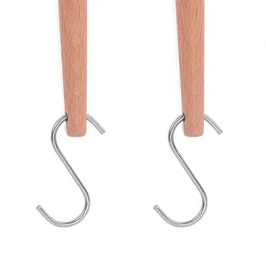 Roestvrijstalen S-haken met houten handvatten keuken hangend gereedschap detail