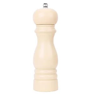Primo piano del macinapepe manuale in legno con macina in ceramica regolabile per cucina.