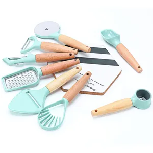 Handige keukengerei set met houten handvatten en praktische groene kunststof onderdelen.