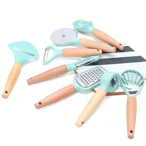 Roestvrijstalen keukengerei set met houten handvatten, inclusief pizzasnijder en dunschiller.