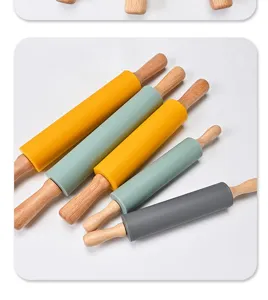 Rodillo de silicona con mango de madera detalle, superficie lisa de herramienta de cocina colorida.