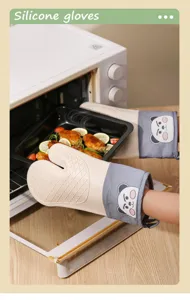 Détail de gants de cuisine en silicone thermorésistants utilisés près du four chaud.