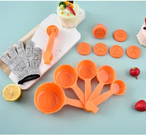 Vista dettagliata del set di misurini e cucchiai in silicone con simpatici stampi da forno.