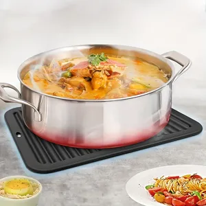 Thickened silicone heat-resistant mat for kitchen draining, anti-slip table mat detail view.