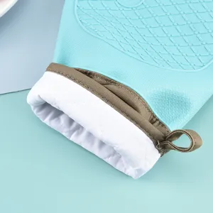 Silicone oven mitt heat resistant baking glove with quilted lining and anti-slip texture.