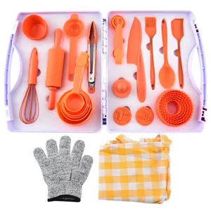 Set completo di strumenti da forno in silicone per bambini con stampi per torte e ciotole.