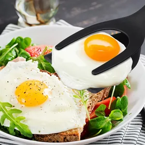2-in-1 kitchen spatula and food tong detail shot, perfect for flipping eggs and pancakes easily.