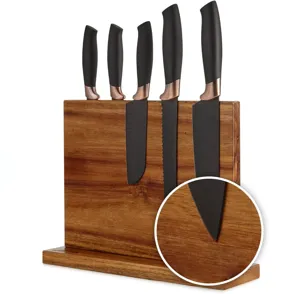 Bloc à couteaux magnétique en bois avec cinq couteaux de cuisine noirs et support.