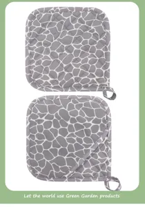 Dettaglio presa pentola motivo giraffa grigio, tessuto trapuntato resistente al calore con anello.