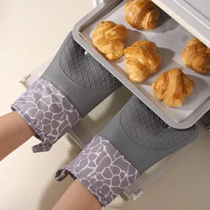 Guanti da forno in silicone spesso isolante termico con polsino fantasia per cottura sicura.
