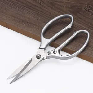 Robuste Küchenschere mit ergonomischen Metallgriffen und scharfen Edelstahlklingen für den Haushalt.