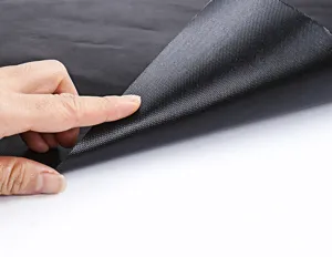 Primo piano che mostra la trama spessa e la superficie antiaderente resistente del tappetino.