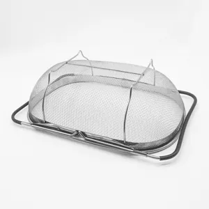 Cestello di scarico telescopico per lavello in acciaio inox vista dettagliata pulizia.