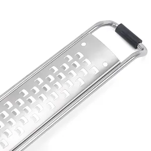 Détail de râpe à fromage en acier inoxydable, micro-lames tranchantes pour zester.