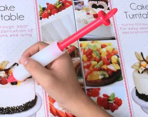 Detailweergave van siliconen spuitpen, wit en roze bakgereedschap voor taart en koekjesdecoratie.