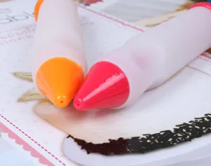 Siliconen spuitzak pen set met rode en oranje tips voor cake koekjes bakken gereedschap.