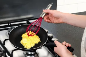 Silikon Schneebesen mit Edelstahlgriff, ideal zum Eierrühren und Backen in der Küche.