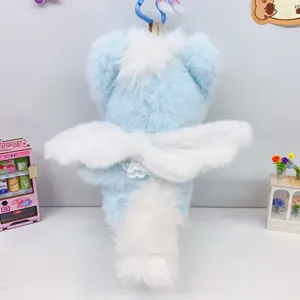 Detalle de colgante de peluche unicornio azul macaron, con alas suaves y cola esponjosa.