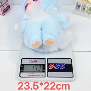 Vista detallada del colgante de muneca de peluche esponjoso, accesorio azul macaron tierno.