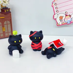 Nahaufnahme Detail von süßen schwarzen Katzen Blindbox Figuren Set, kreative Dekoration.