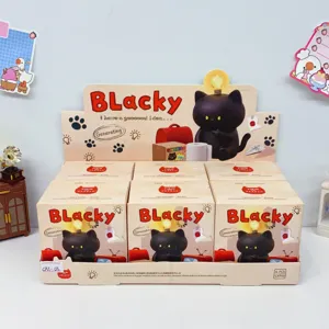 Detailaufnahme des Blind-Box-Display-Sets mit süßen schwarzen Katzenfiguren mit Glühbirnen.