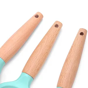 Gedetailleerde close-up van keukengerei met houten handvat en handig ophanggat.