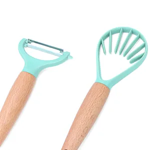 RVS keuken schiller en snijder met houten handvat, duurzaam en handig detail productontwerp.