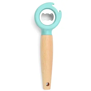 Detailopname van de multifunctionele keukenflessenopener met houten handvat en blauwe top.