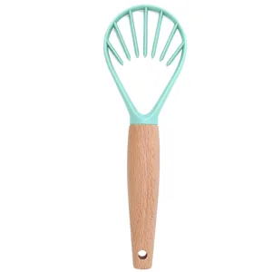 Keukenstamper met houten handvat en mintgroene draadkop voor eenvoudige voedselbereiding.