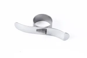 Edelstahl Orangen-Schäler Ring Detailansicht, ergonomisches Fruchtschäler Werkzeug Nahaufnahme.