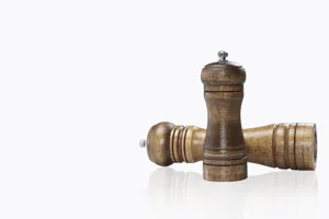 Λεπτομερής λήψη χειροκίνητων ξύλινων μύλων πιπεριού με εξαιρετική υφή φυσικού ξύλου.
