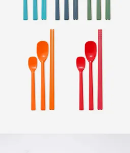 Set di cucchiai e bacchette da addestramento in morbido silicone per neonati colorati.