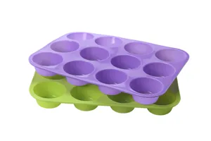 Detailaufnahme der Silikon 12er Muffinform für Kuchen und Gebäck in der Küche verwendet.